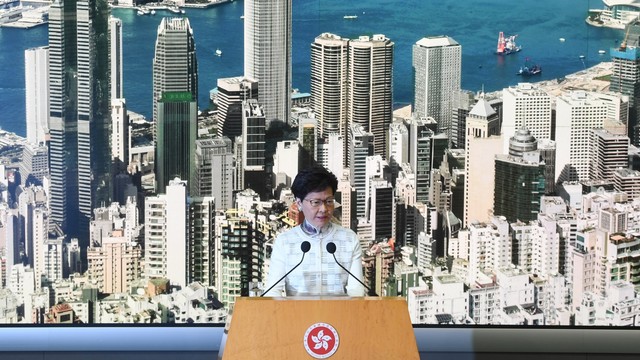 Kepala Eksekutif Hong Kong Carrie Lam berbicara pada konferensi pers di kantor pusat pemerintah di Hong Kong, China (15/6). Foto: Anthony WALLACE / AFP