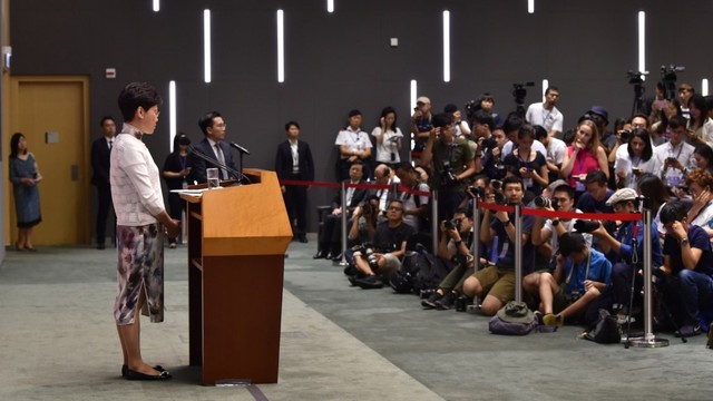 Kepala Eksekutif Hong Kong Carrie Lam berbicara pada konferensi pers di kantor pusat pemerintah di Hong Kong, Cina (15/6). Foto: HECTOR RETAMAL / AFP