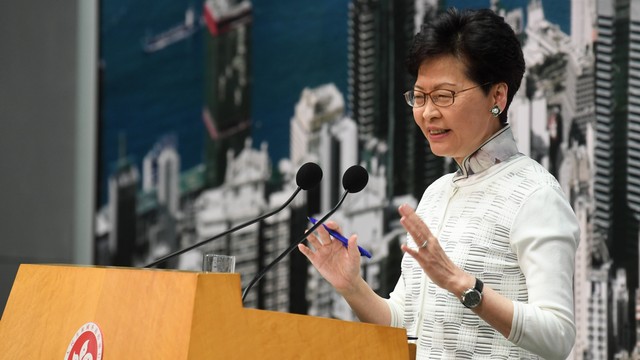 Kepala Eksekutif Hong Kong Carrie Lam berbicara pada konferensi pers di kantor pusat pemerintah di Hong Kong, Cina (15/6). Foto: HECTOR RETAMAL / AFP
