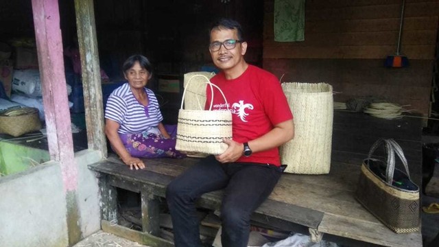 com-Berburu Souvenir Dayak Bidayuh di Desa Jagoi Kindau. Foto: Dok. Kemenpar RI