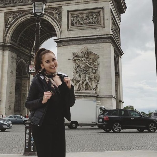 Ayu Ting Ting liburan ke Paris, Prancis. Foto: Instagram @ayutingting92