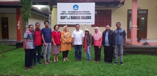 Perwakilan Bimtek Fasilitator  Asal Maluku bersama Kantor Bahasa Maluku (15/6). Dok: KBM