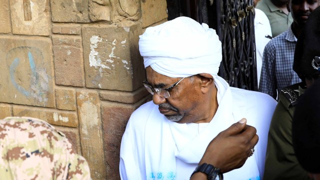 Eks Presiden Sudan Omar al-Bashir diadili atas kasus korupsi. Foto: Reuters