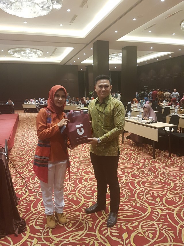 Dr Iis Kurnia Nurhayati (Telkom University) menyerahkan plakat kepada Agung Herdian (PNM Bandung) sebagai bentuk kerjasama pengembangan UMKM Bandung.