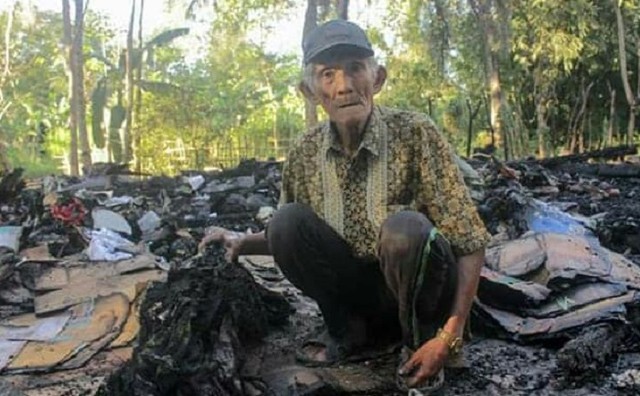 Arsyad (70) mengais barang sisa kebakaran di rumahnya, lingkungan Bottoe Barru (Int).