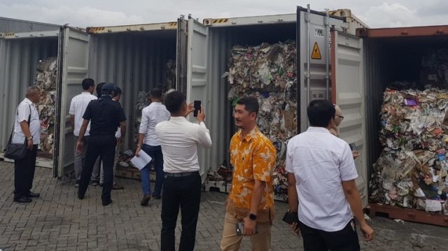 Lima Kontainer berisi sampah waste paper terkontaminasi limbah B3 telah dikembalikan Indonesia ke Amerika Serikat. Foto: dok. Istimewa