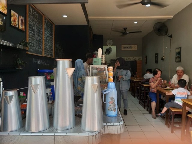 Racikan Kopi Asli Belitung di Kong Djie Coffee, Pasar Modern BSD (468007)