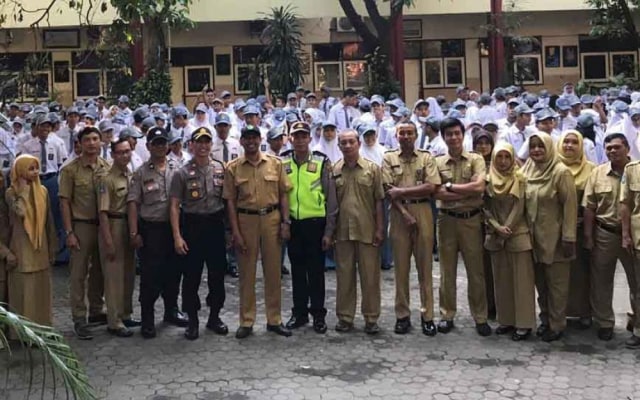 Pimpin Upacara di SMA Surabaya, Polisi ini Minta Pelajar Jauhi Narkoba (15799)