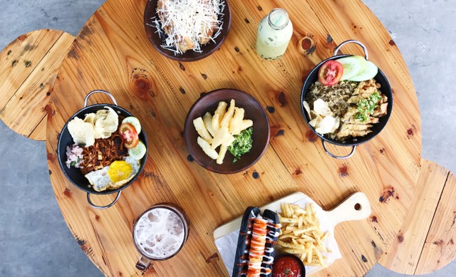 Ilustrasi review makanan.