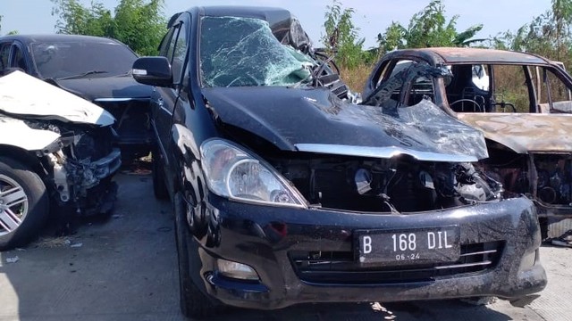 Mobil Toyota Kijang Innova yang hancur akibat kecelakaan di Tol Cipali Km 150, Senin (17/6/2019) dinihari. Foto: Nurcholis Basyari