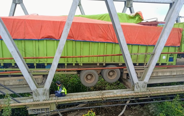 Kondisi kendaraan truk yang terjebak di jembatan Jalintim (Dok. istimewa)