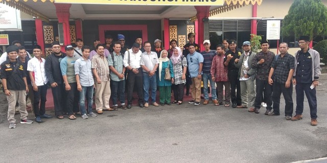 Sejumlah perwakilan ormas pelapor dan tokoh masyarakat saat mendatangi Polresta Tanjungpinang, Foto : kepripedia
