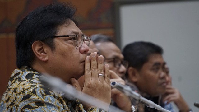 Airlangga Hartarto (kiri) hadiri rapat kerja bersama Komisi VI DPR RI di Kompleks Parlemen, Jakarta, Senin (17/6). Foto: Fanny Kusumawardhani/kumparan