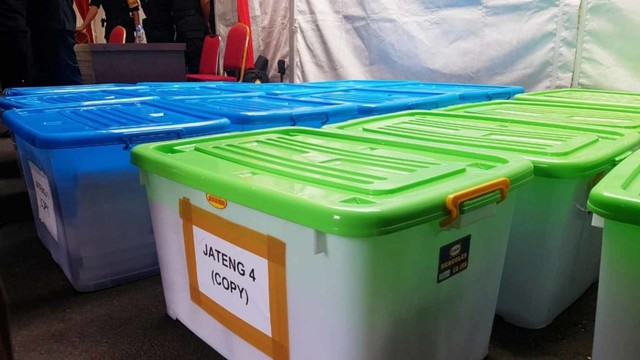 Alat bukti kubu Prabowo-Sandi tiba di MK