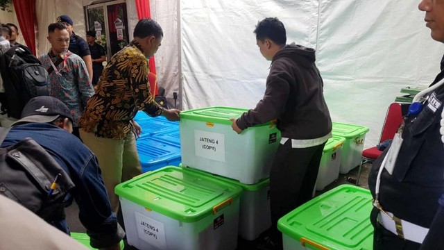 Alat bukti kubu Prabowo-Sandi tiba di MK