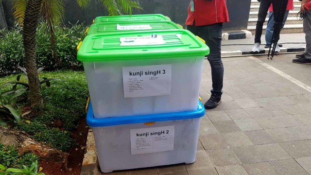 Alat bukti kubu Prabowo-Sandi tiba di MK