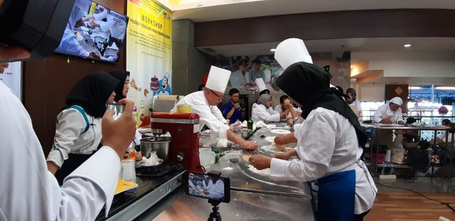 com-Pelatihan dari Chef Internasional dari Prancis