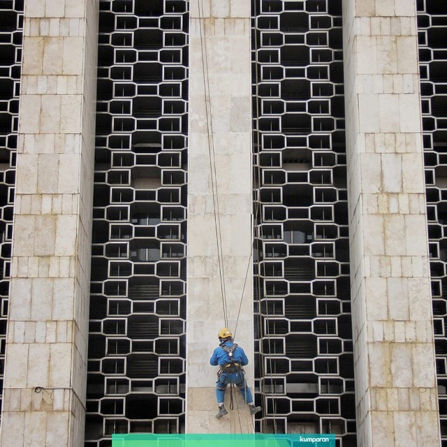 Petugas membersihkan tembok Masjid Istiqlal, Jakarta, Senin (17/6/2019). Foto: Jamal Ramadhan/kumparan