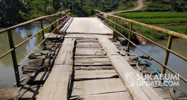 Jembatan penghubung Kampung Lembur Jami, Desa Karanganyar, Kecamatan Jampangkulon, dengan Kampung Cikarang, Desa Sukamukti, Kecamatan Waluran yang separuh beton dan separuh papan. | Sumber Foto:Ragil Gilang
