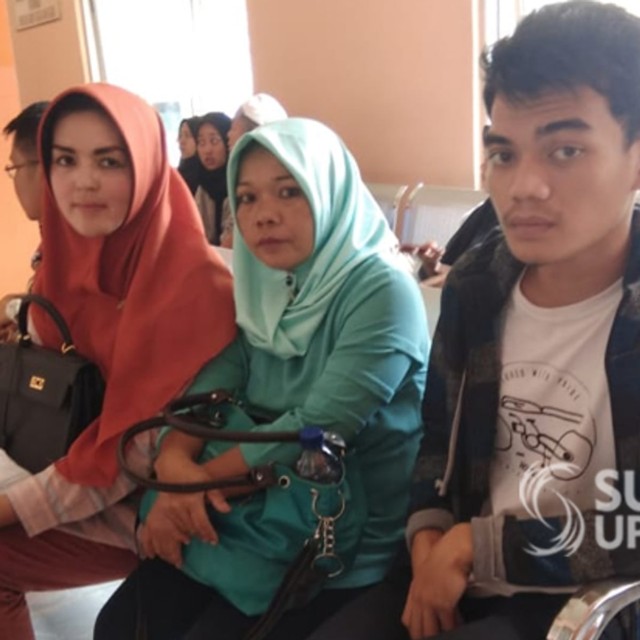 Ryan Rasydin (kanan) saat berada di RS Sekarwangi Cibadak untuk menjalani pemeriksaan di poli bedah, Senin (17/6/2019) pagi. Dari RS Sekarwangi, Ryan kemudian dirujuk ke RSHS Bandung untuk operasi pengangkatan proyektil.