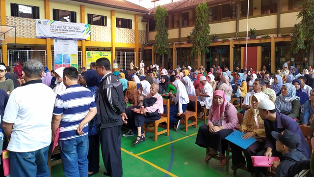 Suasana Pendaftaran PPDB hari pertama di SMAN 24, Kecamatan Ujungberung, Kota Bandung. Foto: Rachmadi Rasyad/kumparan