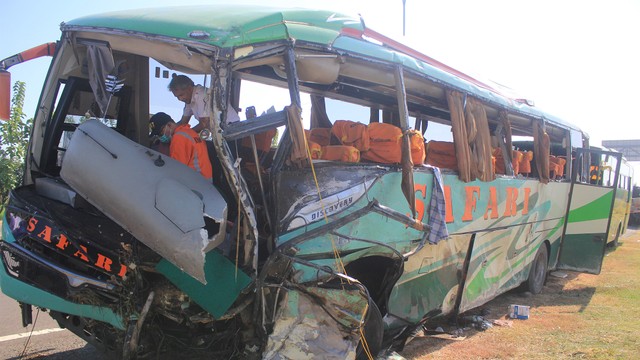 Petugas Komite Nasional Keselamatan Transportasi (KNKT) melakukan identifikasi bus Safari Lux Salatiga yang mengalami kecelakaan di tol Cipali KM 151. Foto: ANTARA FOTO/Dedhez Anggara