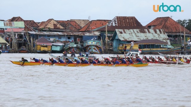 Sejumlah peserta Perahu Bidar di Sungai Musi, Palembang, saat perayaan HUT Kota Palembang ke 1336 tahun. (foto: abp/urban Id)