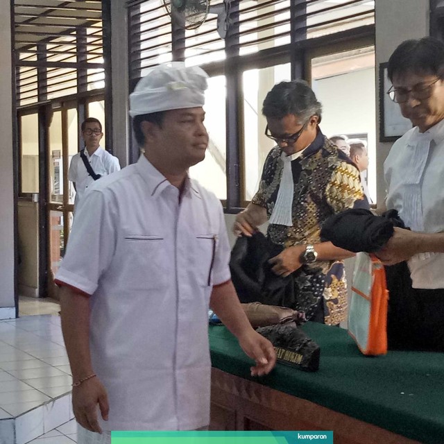 Eks Ketua Kadin Anak Agung Ngurah Alit Wiraputra (kiri) di Pengadilan Negeri Denpasar Foto: Denita Br Matondang/kumparan