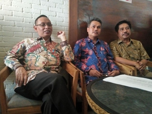 Rektor Unair, M. Nasih (kiri). Foto : Amanah Nur Asiah/Basra