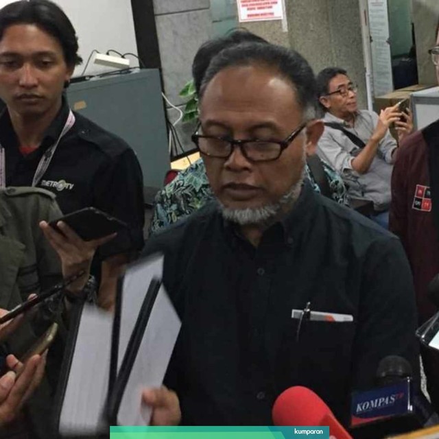 Tim kuasa hukum BPN Bambang Widjojayanto serahkan bukti fisik ke Mahkamah Kontitusi. Foto: Efira Tamara/kumparan