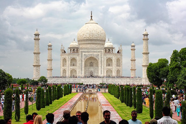 Taj Mahal jadi salah satu destinasi wajib yang dikunjungi turis saat liburan di India Foto: Flickr/Parveen Singh