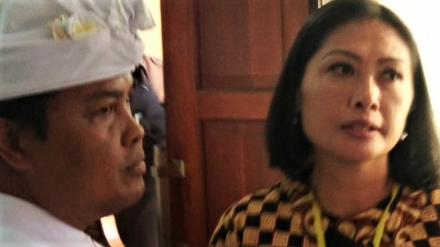 Mantan Ketua Kadin Bali AA Alit Wiraputra bersama istrinya, Senin (17/6) di PN Denpasar - KR13