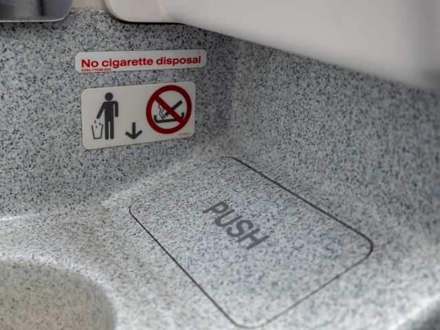 Tanda Larangan Merokok di Toilet Pesawat Foto: Shutter Stock