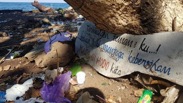 Pesan menjaga kebersihan di Pantai Oi Hodo. Foto: Teguh Ardiansyah