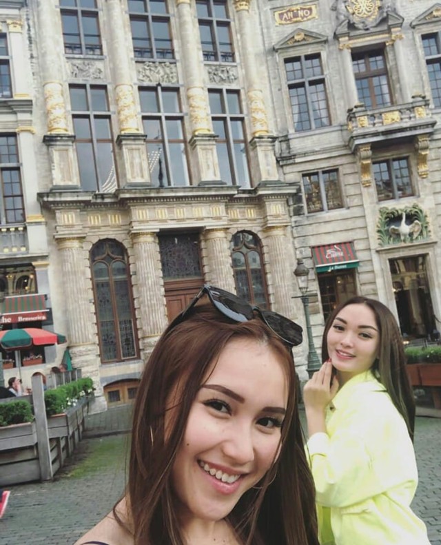 7 Gaya Ayu Ting Ting dan Zaskia Gotik Liburan ke Eropa 