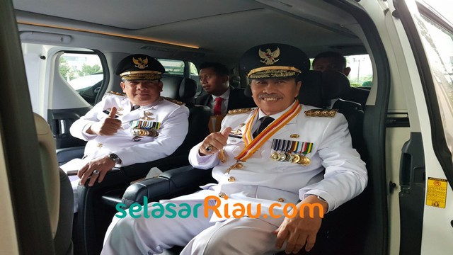 GUBERNUR Riau, Syamsuar (Kanan) acungkan jempol bersama Wakil Gubernur Riau, Edy Natar Afrizal Nasution. 