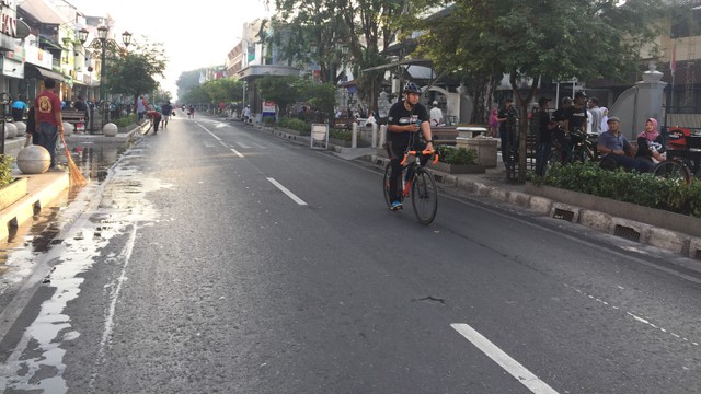 Pesepeda antusias gowes di Jalan Malioboro, Yogyakarta, Selasa (18/6). Foto: Arfiansyah Panji Purnandaru/kumparan