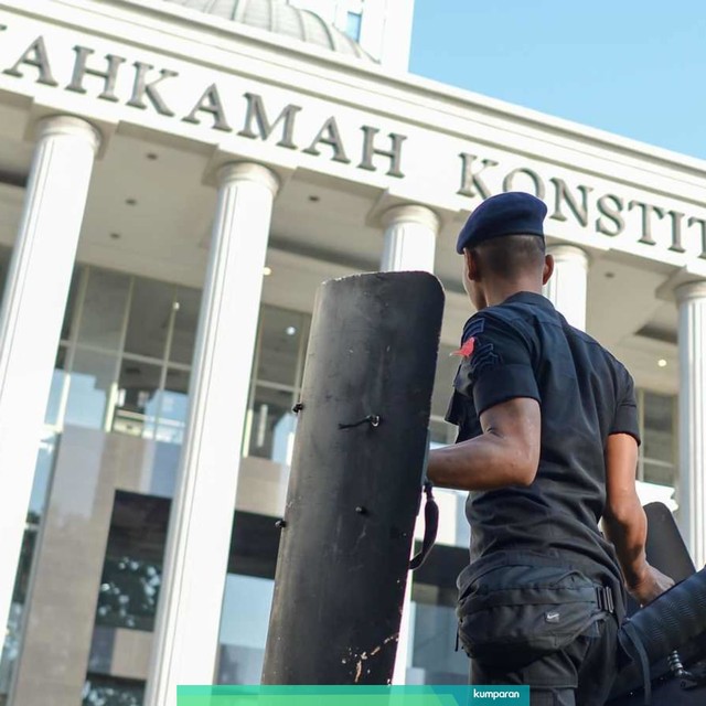 Personel Brimob Polri bersiap melakukan pengamanan di sekitar Gedung Mahkamah Konstitusi (MK), Jakarta, Selasa (18/6/2019). Foto: ANTARA FOTO/Nova Wahyudi