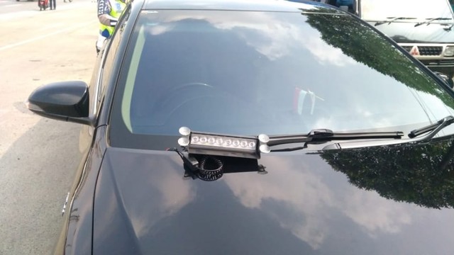 Sering Banget Mobil Pakai Sirine dan Rotator Lewat di Jalan, ini Aturannya (58397)