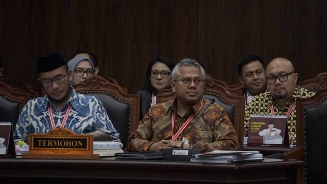 Ketua KPU, Arief Budiman (tengah) pada sidang lanjutan Perselisihan Hasil Pemilihan Umum 2019 di Gedung Mahkamah Konstitusi, Jakarta, Selasa (18/6). Foto: Fanny Kusumawardhani/kumparan