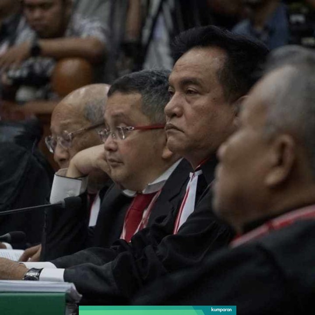 Tim kuasa hukum TKN, Yusril Ihza Mahendra (kedua kanan), pada sidang lanjutan Perselisihan Hasil Pemilihan Umum 2019 di Gedung Mahkamah Konstitusi, Jakarta, Selasa (18/6). Foto: Fanny Kusumawardhani/kumparan
