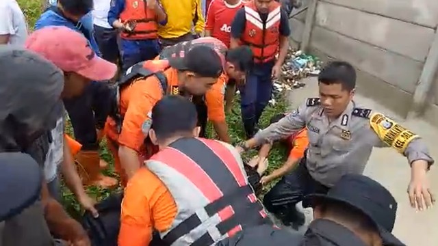 Evakuasi korban hanyut bernama Yeni Riski Purwanti (27 tahun), Selasa subuh (18/6). 