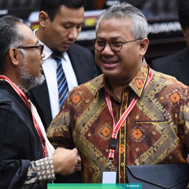 Ketua KPU Arief Budiman (kanan) berbincang dengan Ketua tim kuasa hukum BPN Bambang Widjojanto (kiri) sebelum mengikuti sidang lanjutan Perselisihan Hasil Pemilihan Umum (PHPU) Pilpres 2019 di gedung Mahkamah Konstitusi, Jakarta, Selasa (18/6/2019). Foto: ANTARA FOTO/Hafidz Mubarak A