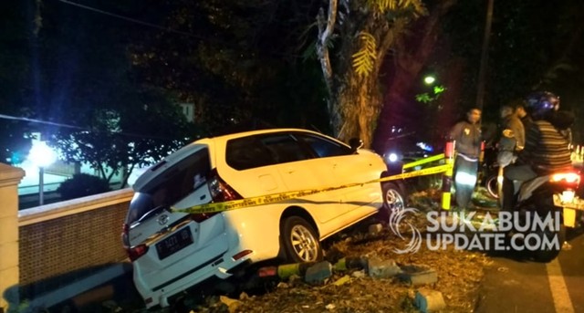 Mobil Toyota Avanza putih dipasangi garis polisi usai menabrak pohon mahoni di di Jalan Raya Citepus, Desa Citepus, Kecamatan Palabuhanratu, Kabupaten Sukabumi pada Senin (17/6/2019) malam. | Sumber Foto:Nandi