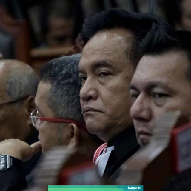 Tim kuasa hukum TKN, Yusril Ihza Mahendra (kedua kanan), pada sidang lanjutan Perselisihan Hasil Pemilihan Umum 2019 di Gedung Mahkamah Konstitusi, Jakarta, Selasa (18/6). Foto: Fanny Kusumawardhani/kumparan
