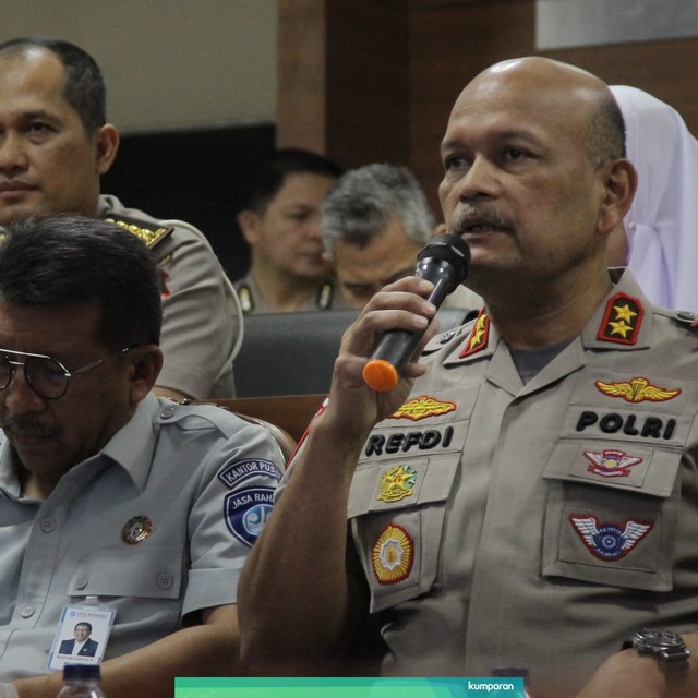 Kakorlantas Polri, Refdi Andri saat melakukan video conference bersama seluruh Polda di Indonesia mengenai analisa dan evaluasi operasi ketupat 2019. Foto: Jamal Ramadhan/kumparan