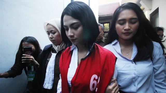 Terdakwa kasus dugaan penyebaran konten asusila Vanessa Angel (tengah) berjalan meninggalkan ruangan usai menjalani sidang tuntutan. Foto: ANTARA FOTO/Moch Asim