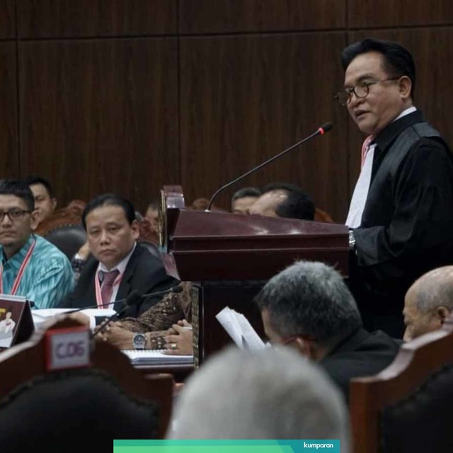 Tim kuasa hukum TKN, Yusril Ihza Mahendra membacakan jawaban selaku pihak terkait pada sidang lanjutan Perselisihan Hasil Pemilihan Umum 2019 di Gedung Mahkamah Konstitusi, Jakarta, Selasa (18/6). Foto: Fanny Kusumawardhani/kumparan