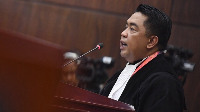 Ketua tim kuasa hukum KPU Ali Nurdin membacakan jawaban atas pemohon pada sidang lanjutan Perselisihan Hasil Pemilihan Umum (PHPU) Pilpres 2019 di gedung Mahkamah Konstitusi, Jakarta, Selasa (18/6). Foto: ANTARA FOTO/Hafidz Mubarak A