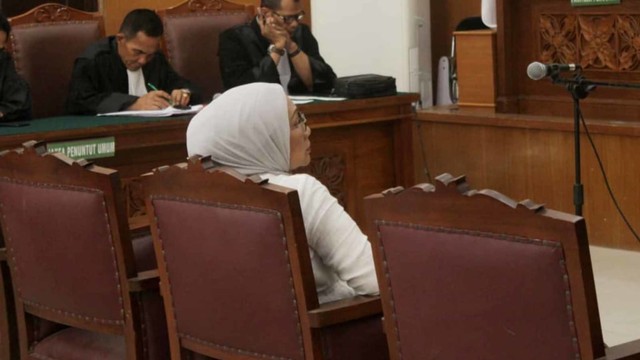 Terdakwa kasus dugaan penyebaran berita bohong Ratna Sarumpaet menjalani sidang di Pengadilan Negeri, Jakarta Selatan, Selasa (18/6). Foto: Faisal Rahman/kumparan